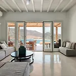 Barbarossa - Elegant Beachfront Retreat With Heated Pool & Outdoor Gym פטליה