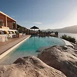 Barbarossa - Elegant Beachfront Retreat With Heated Pool & Outdoor Gym * פטליה