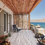 Barbarossa - Elegant Beachfront Retreat With Heated Pool & Outdoor Gym וילה