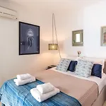 Barbarossa - Elegant Beachfront Retreat With Heated Pool & Outdoor Gym פטליה