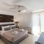 Barbarossa - Elegant Beachfront Retreat With Heated Pool & Outdoor Gym פטליה