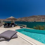 Barbarossa - Elegant Beachfront Retreat With Heated Pool & Outdoor Gym וילה *